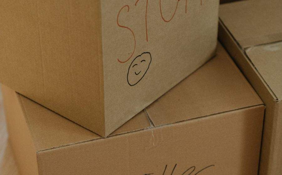Cartons de déménagement étiquetés