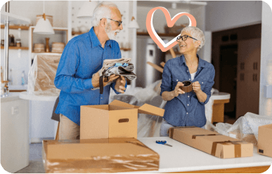 Couple préparant ses cartons pour un déménagement serein